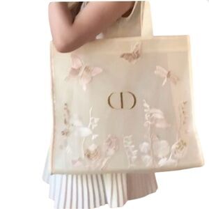 Stylish Dior Beauty GWP tote.
Cream Lace tote with embroidered buttertly